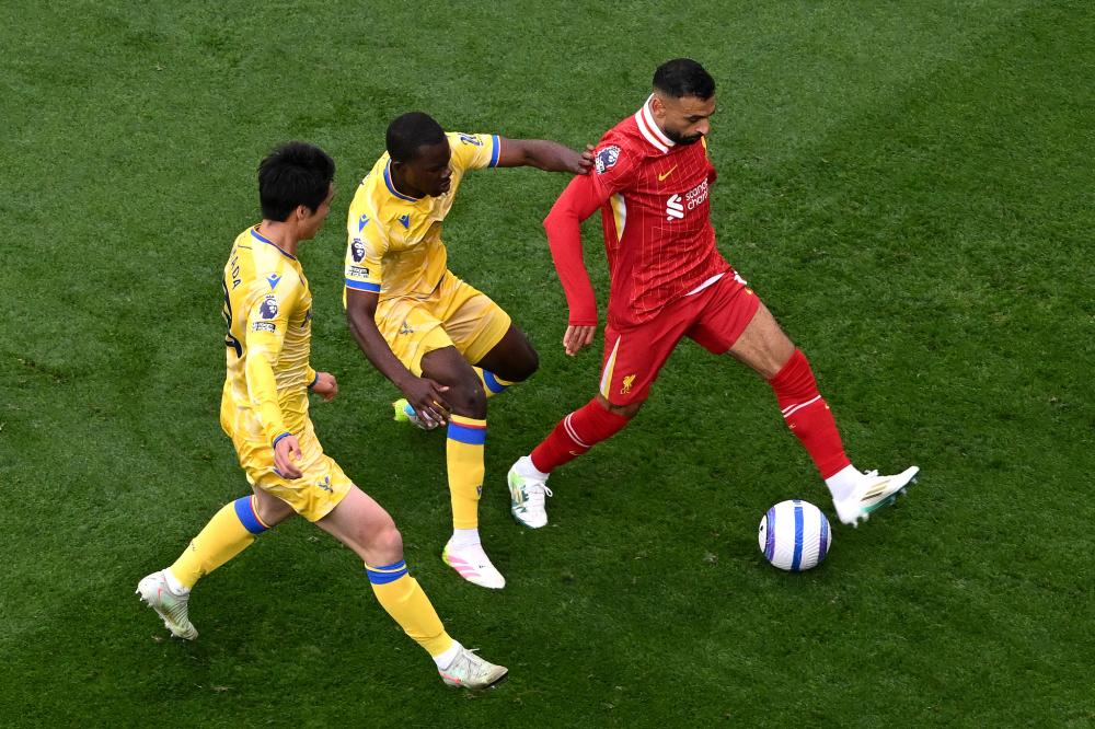 詹姆斯第15次中国行人气依旧爆棚，为上海交大球赛开球并与同学互动